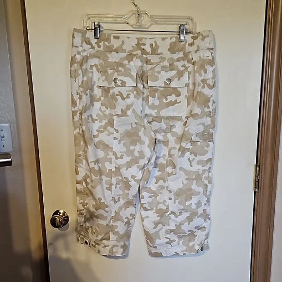 Cato, size 16 Camouflage Capris Cargo Pants - Picture 3 of 15
